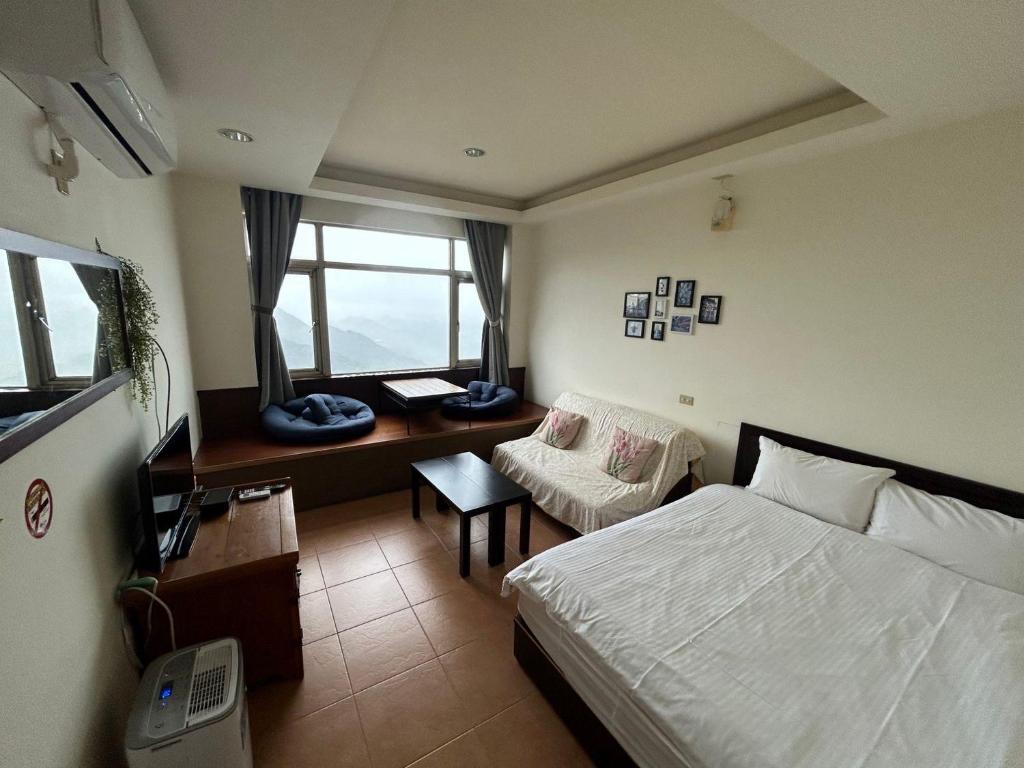 Postel nebo postele na pokoji v ubytování Old Street Seaview Homestay