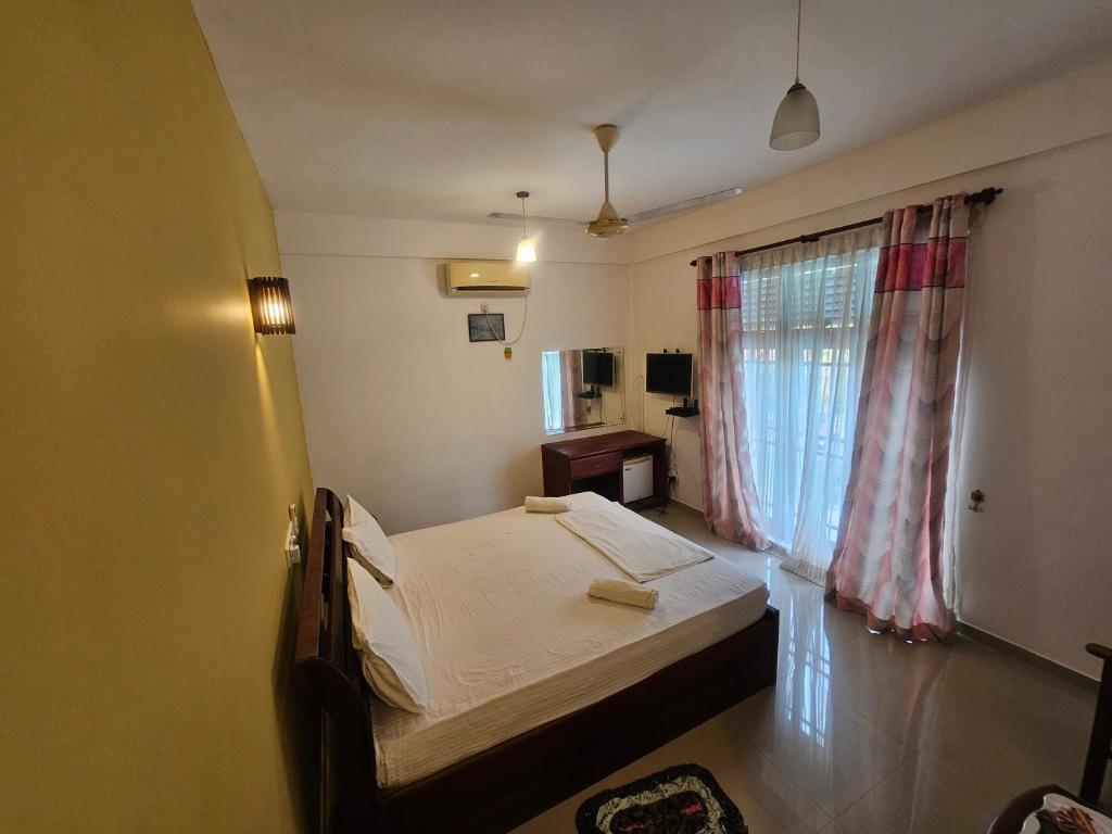 Postel nebo postele na pokoji v ubytování Yala Safari INN