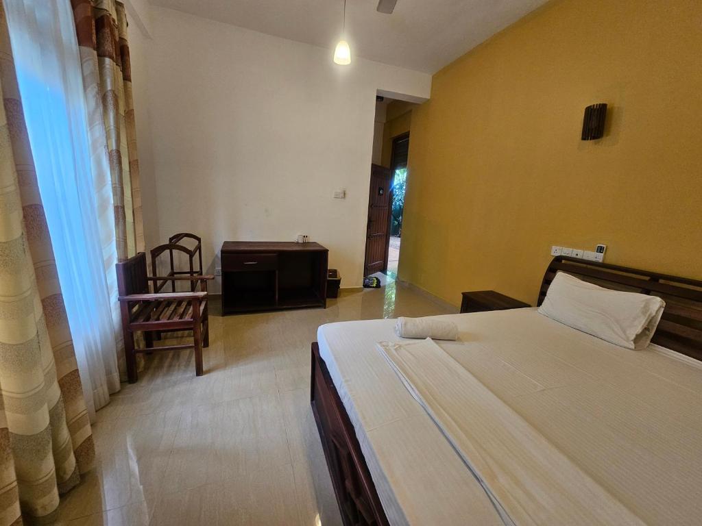 Postel nebo postele na pokoji v ubytování Yala Safari INN
