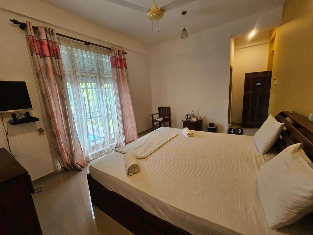 Postel nebo postele na pokoji v ubytování Yala Safari INN