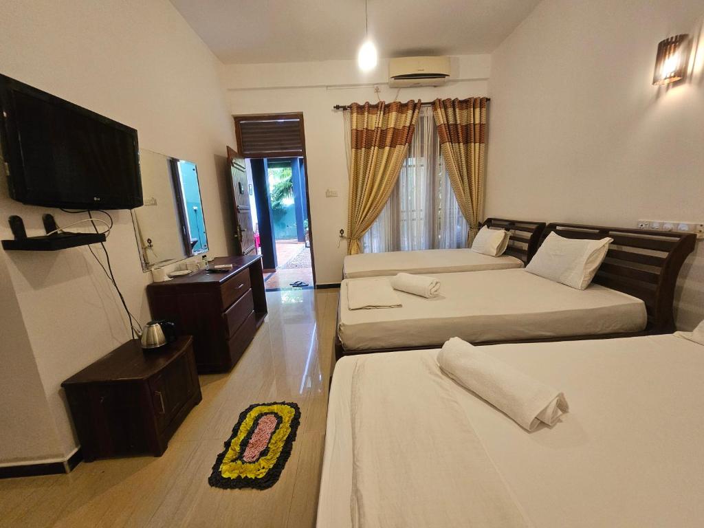 Postel nebo postele na pokoji v ubytování Yala Safari INN