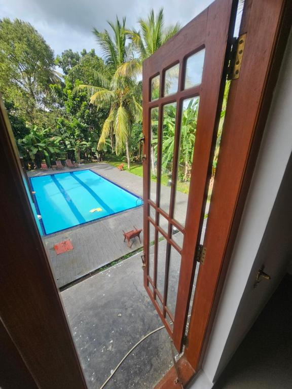 Bazén v ubytování Yala Safari INN nebo v jeho okolí
