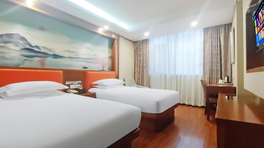 Postel nebo postele na pokoji v ubytování Yiwu Ruifeng Hotel