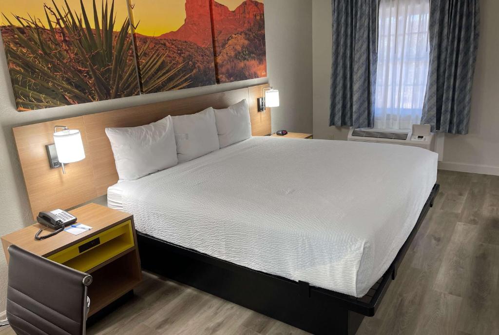Postel nebo postele na pokoji v ubytování Days Inn by Wyndham Tucson City Center