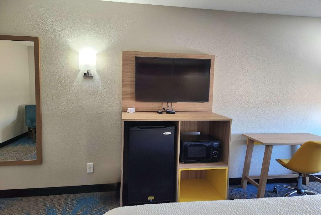 Days Inn & Suites by Wyndham New Iberia - King Studio Suite - Non-Smoking
