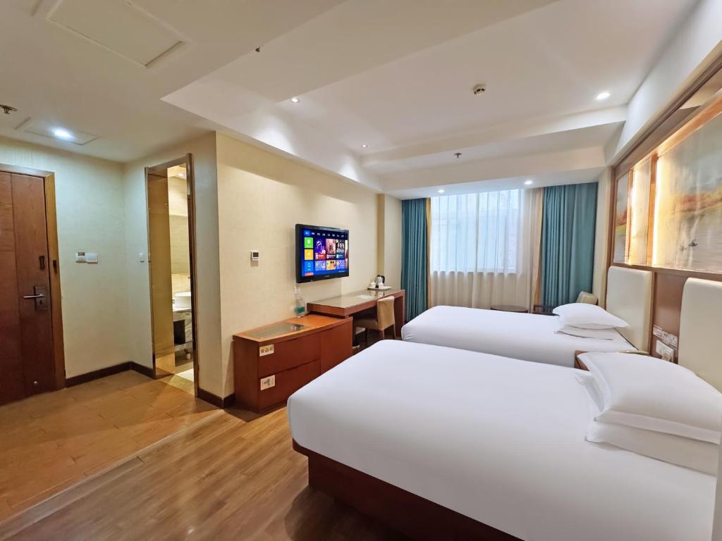 Postel nebo postele na pokoji v ubytování Yiwu Ruifeng Hotel