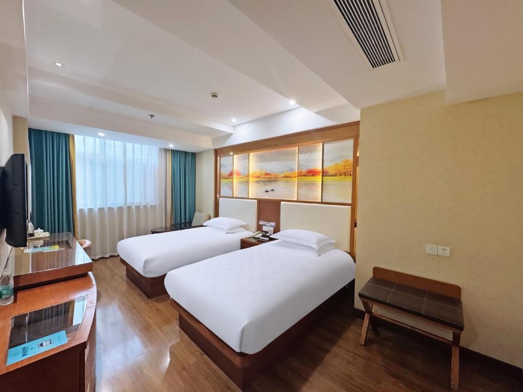 Postel nebo postele na pokoji v ubytování Yiwu Ruifeng Hotel
