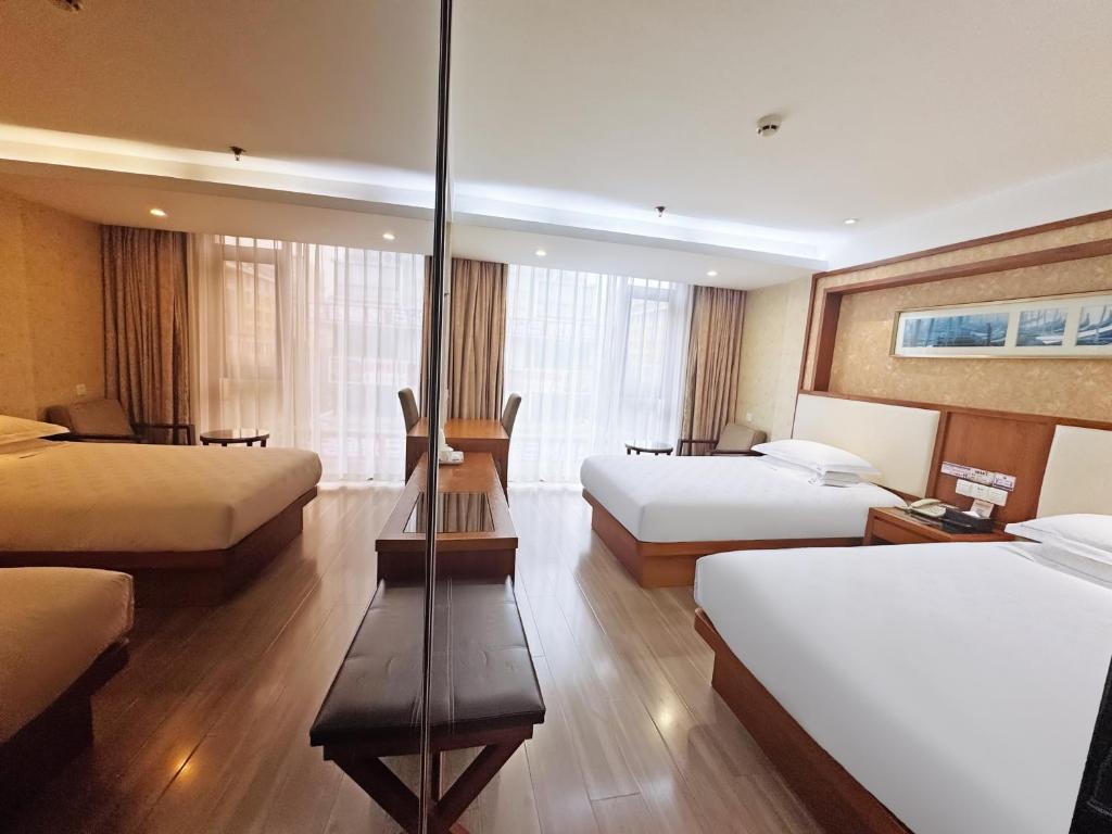 Postel nebo postele na pokoji v ubytování Yiwu Ruifeng Hotel