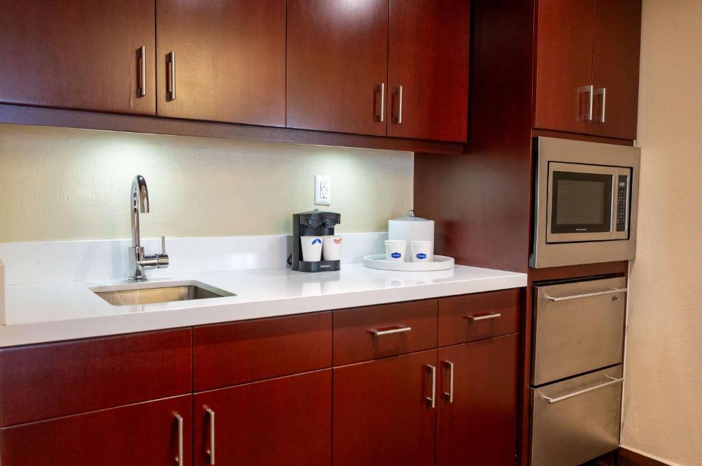 Kuchyň nebo kuchyňský kout v ubytování Hampton Inn & Suites San Juan