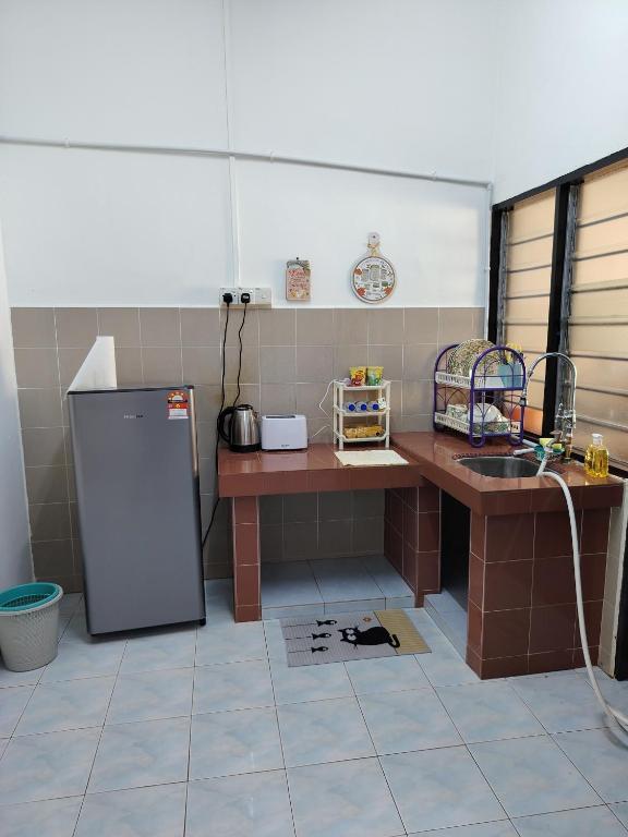 Kuchyň nebo kuchyňský kout v ubytování Suria Permai19 Homestay