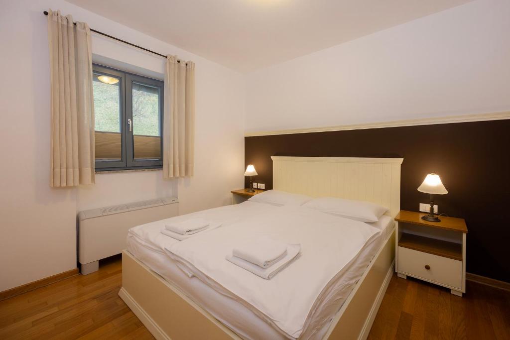 Postel nebo postele na pokoji v ubytování Lakeside Apartments Bled