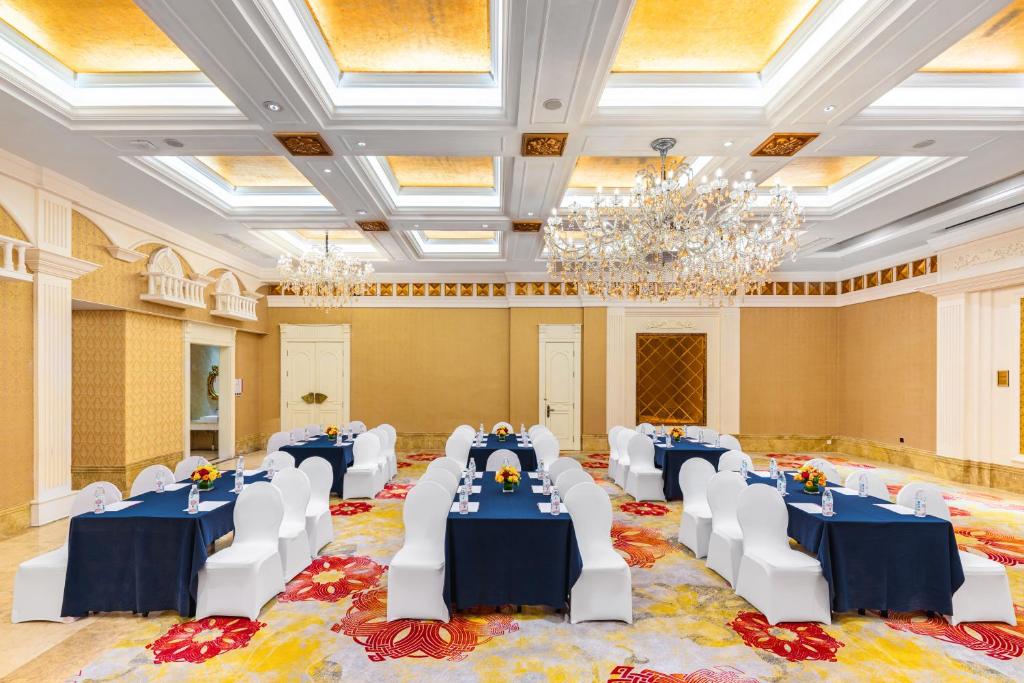 a large banquet hall with blue tables and white chairs at Crowne Plaza Chengdu City Center by IHG in Chengdu