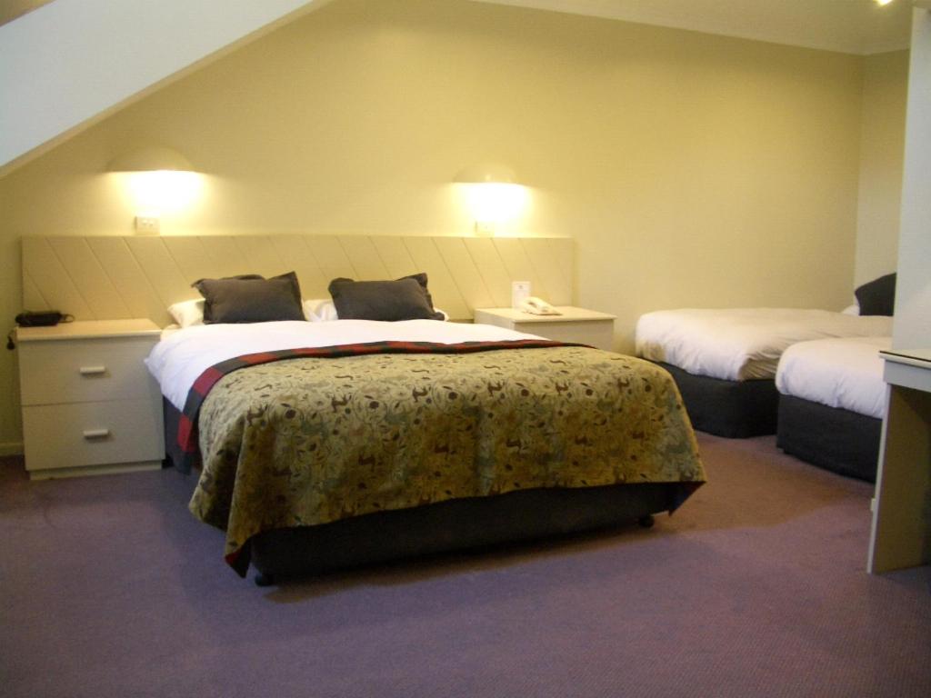Кровать или кровати в номере Perisher Manor Hotel