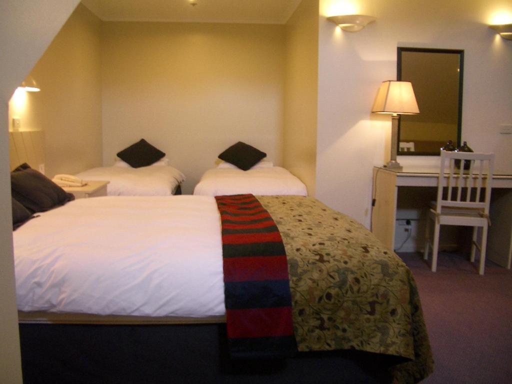 Кровать или кровати в номере Perisher Manor Hotel