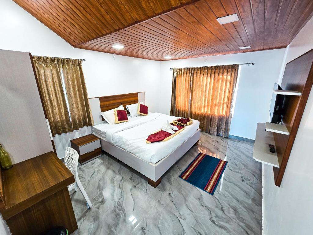 Postel nebo postele na pokoji v ubytování CASSPO-Aurora in Ooty