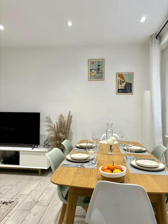 une salle à manger avec une table et des chaises en bois dans l'établissement T3 au cœur du Touquet, Plage et commerces à 2 pas, à Le Touquet-Paris-Plage