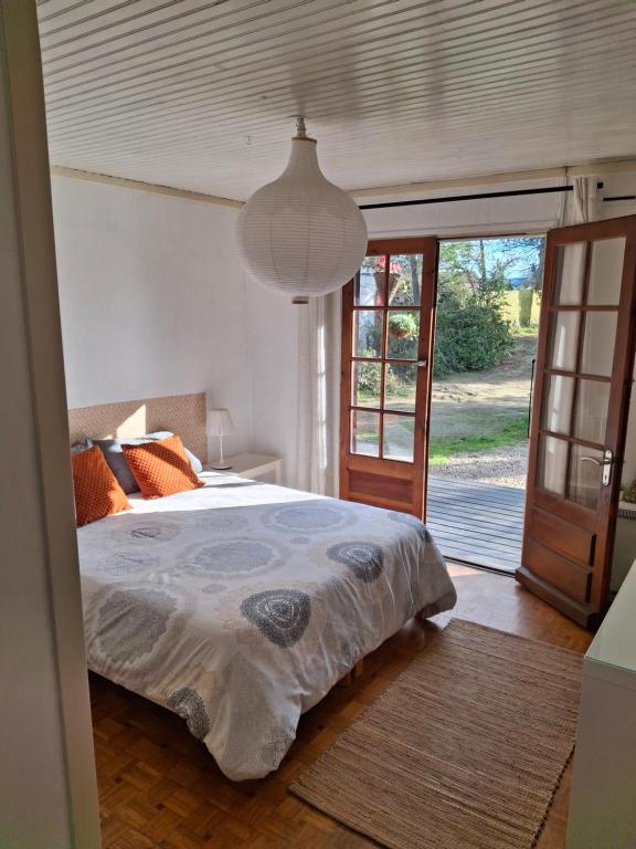 Łóżko lub łóżka w pokoju w obiekcie Chalet les Cigalines au calme