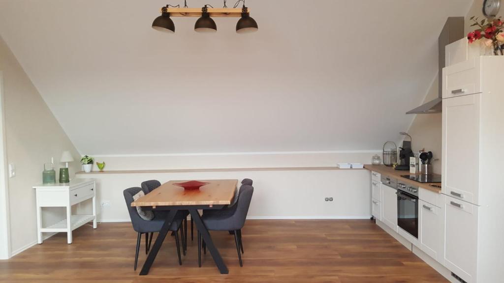 Kuchyň nebo kuchyňský kout v ubytování Hotel-Ferienwohnungen Cafe Maarblick