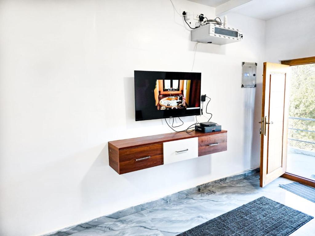 TV a/nebo společenská místnost v ubytování CASSPO-Aurora in Ooty