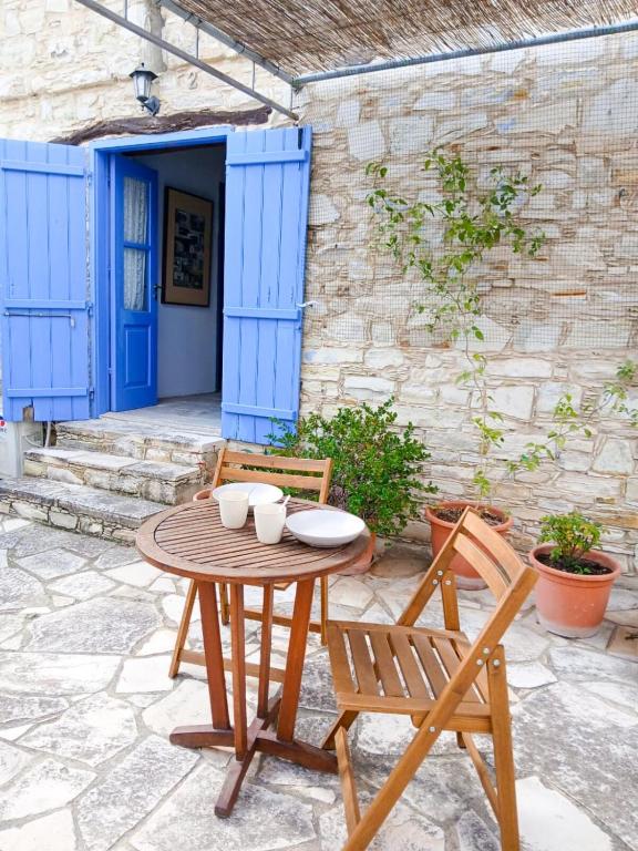 Cozy Courtyard Apartment
