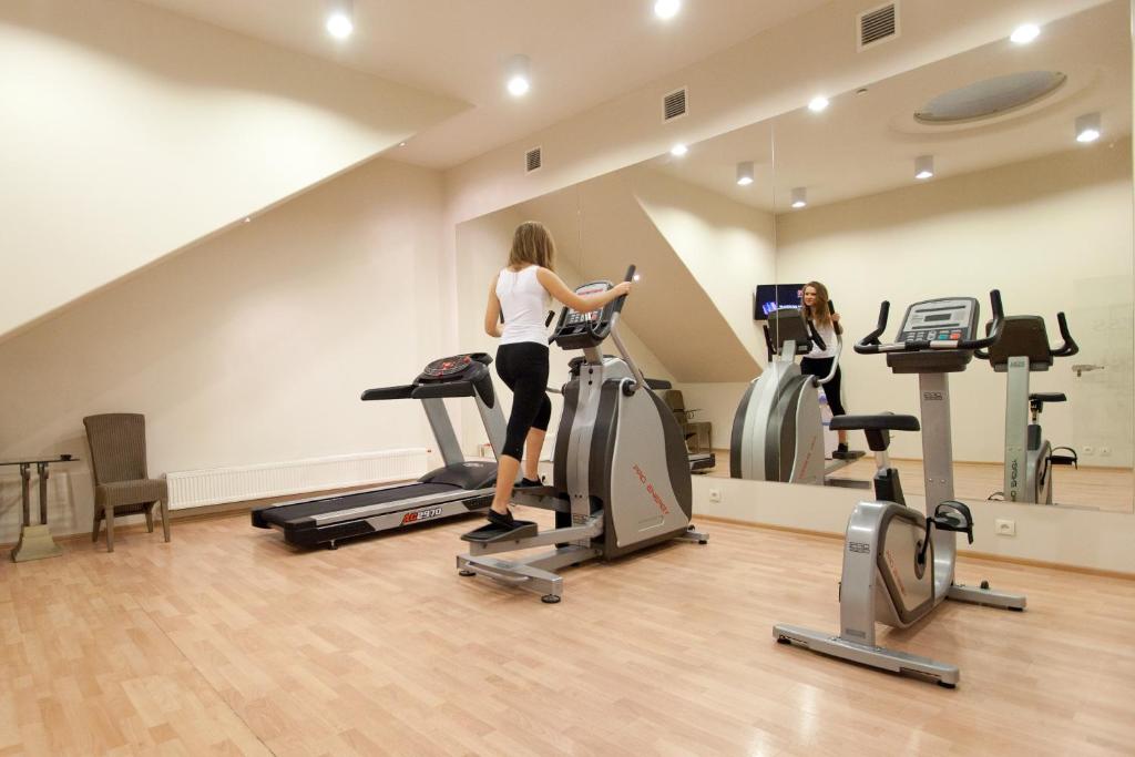 Posilňovňa alebo fitness centrum v ubytovaní Art Hotel