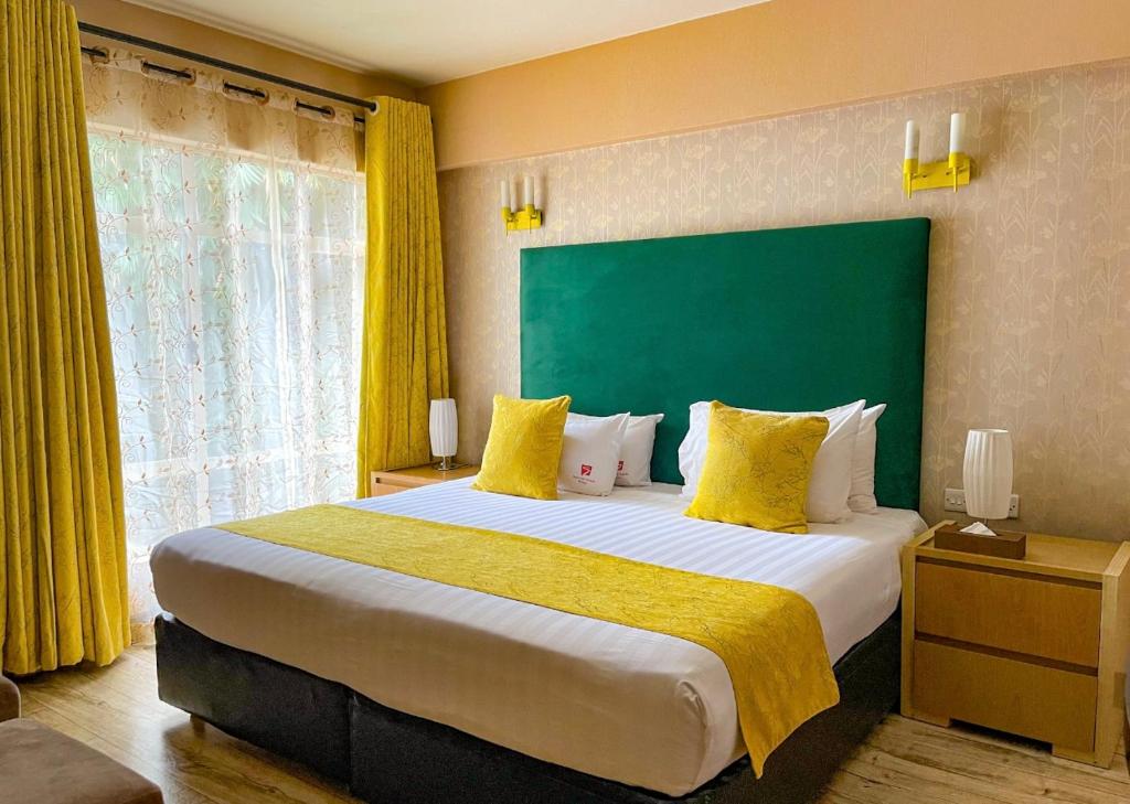 Postel nebo postele na pokoji v ubytování West Wood Hotel
