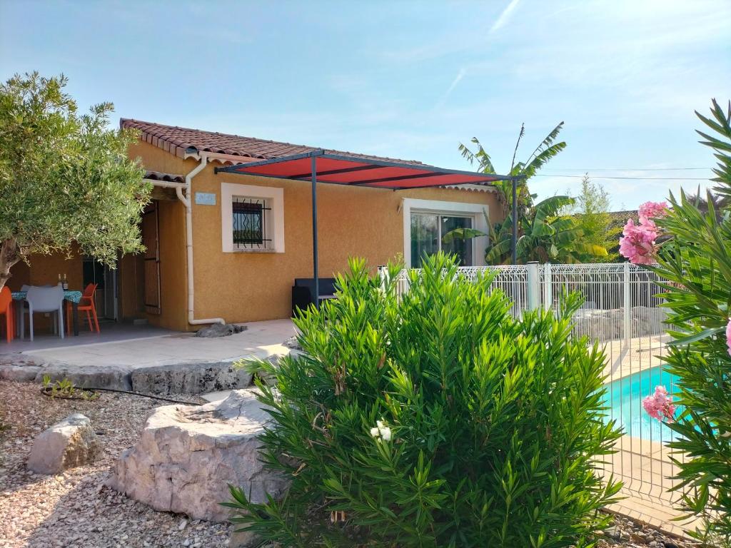 une maison avec piscine et clôture dans l'établissement Gîte soleil ardéchois Manon, à Sampzon