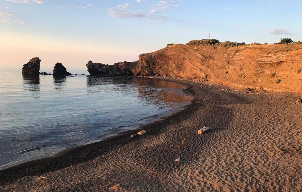 piaszczysta plaża z kamieniami w wodzie w obiekcie 096 Roches Noiires A26 w Cap d'Agde