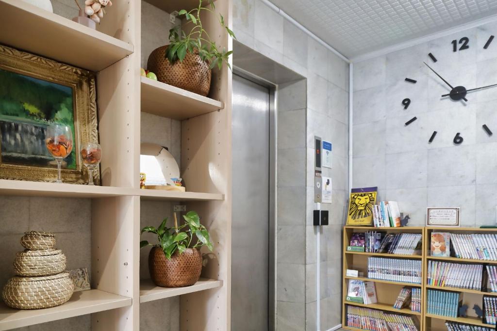 さいたま市にあるHOTEL Nishikawaguchi Weekly - Vacation STAY 43465vの時計付きの部屋