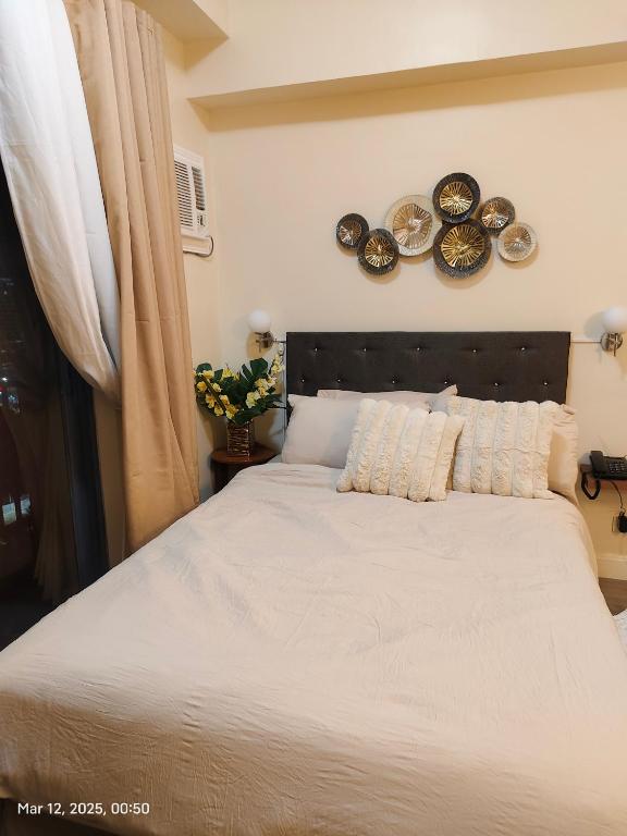 Postel nebo postele na pokoji v ubytování Miestee's Modern Luxe Retreat