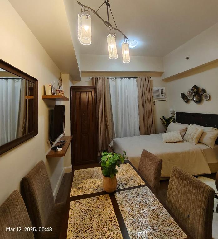 Postel nebo postele na pokoji v ubytování Miestee's Modern Luxe Retreat