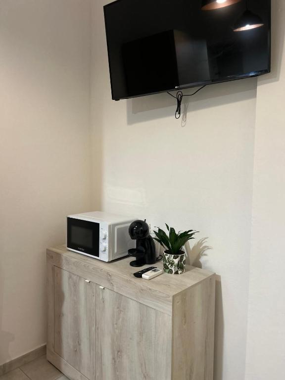 Telewizja i/lub zestaw kina domowego w obiekcie Kero House