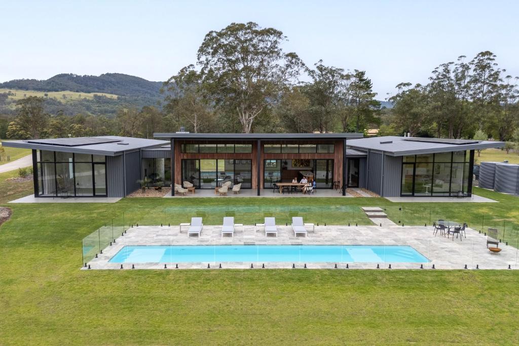 カンガルー・バレーにあるChris' - Designer Masterpiece In Kangaroo Valleyのプール付きの家の航空写真