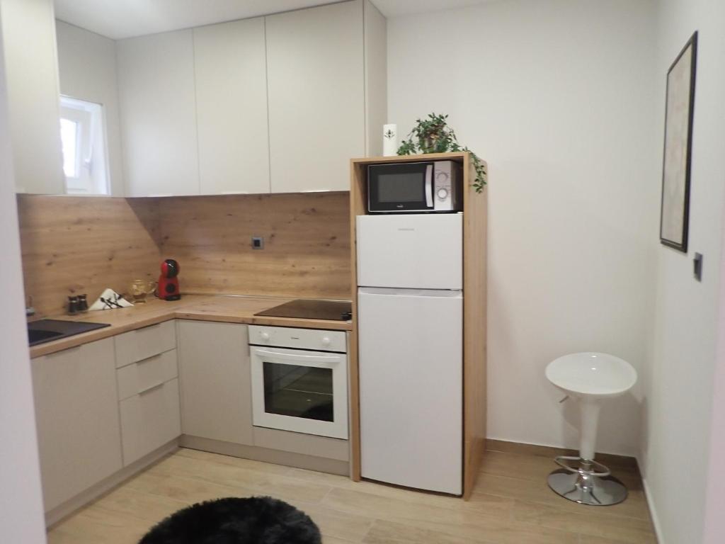 Kuchyňa alebo kuchynka v ubytovaní Apartmani NIL