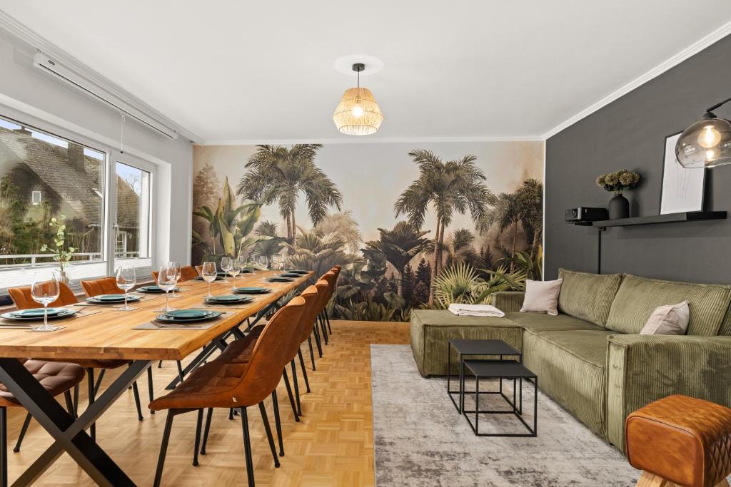 a dining room with a long table and a couch at Heritage - Perfekt für Gruppen, 15min Willingen in Brilon