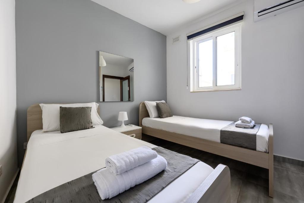 Postel nebo postele na pokoji v ubytování F9 Room 2, Private Room two single beds shared bathroom in shared Flat