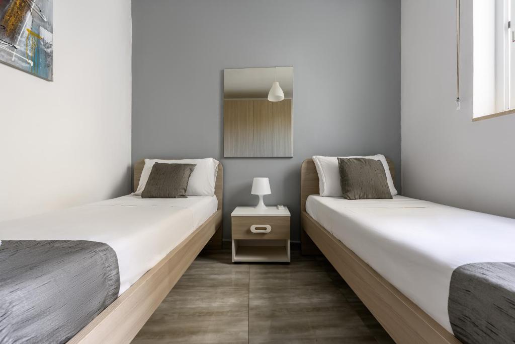 Postel nebo postele na pokoji v ubytování F9 Room 2, Private Room two single beds shared bathroom in shared Flat