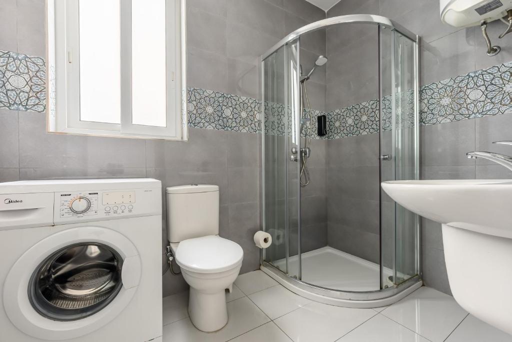 Koupelna v ubytování F9 Room 2, Private Room two single beds shared bathroom in shared Flat