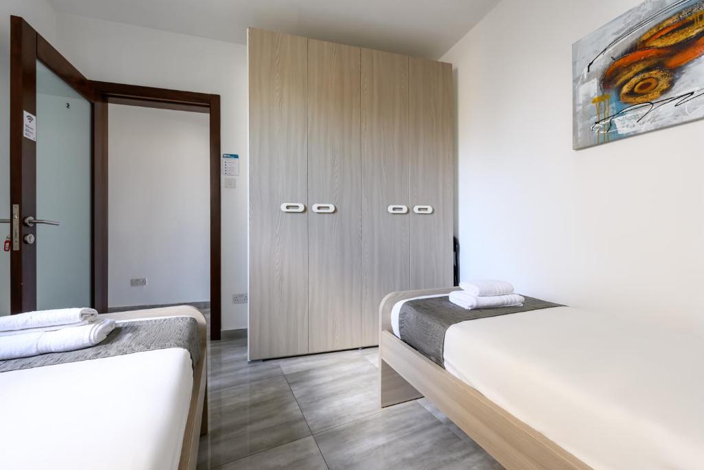 Postel nebo postele na pokoji v ubytování F9 Room 2, Private Room two single beds shared bathroom in shared Flat