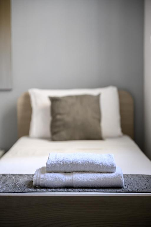 Postel nebo postele na pokoji v ubytování F9 Room 2, Private Room two single beds shared bathroom in shared Flat