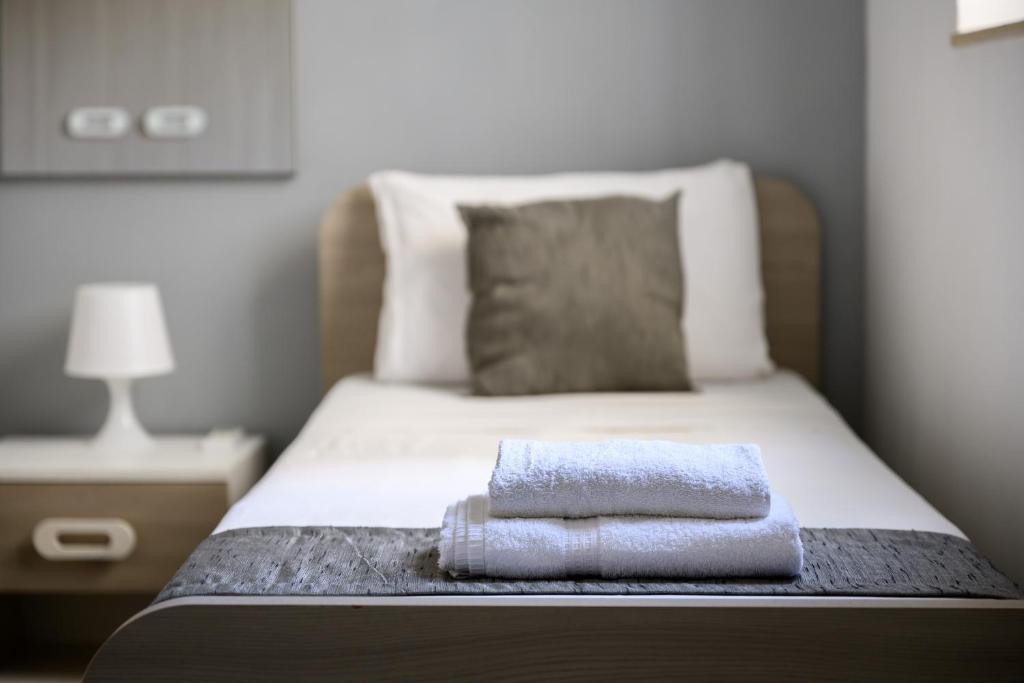 Postel nebo postele na pokoji v ubytování F9 Room 2, Private Room two single beds shared bathroom in shared Flat