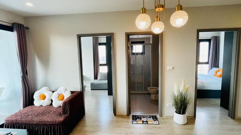 een woonkamer met een bank met bloemen erop bij The base Condo 2 bedroom 1 bathroom in Pattaya