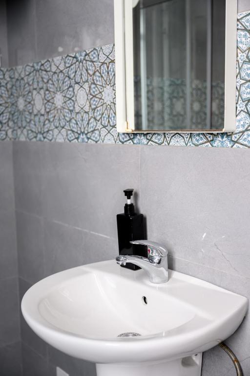 Fotografie z fotogalerie ubytování F9 Room 2, Private Room two single beds shared bathroom in shared Flat v destinaci Msida