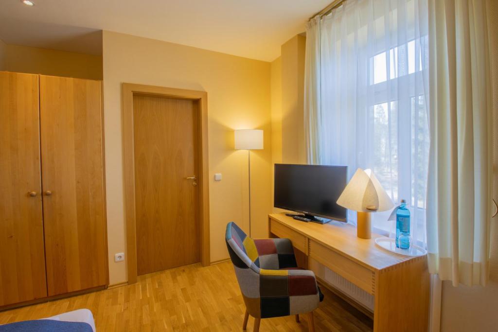 TV a/nebo společenská místnost v ubytování Ferien Residenz Thüringer Wald