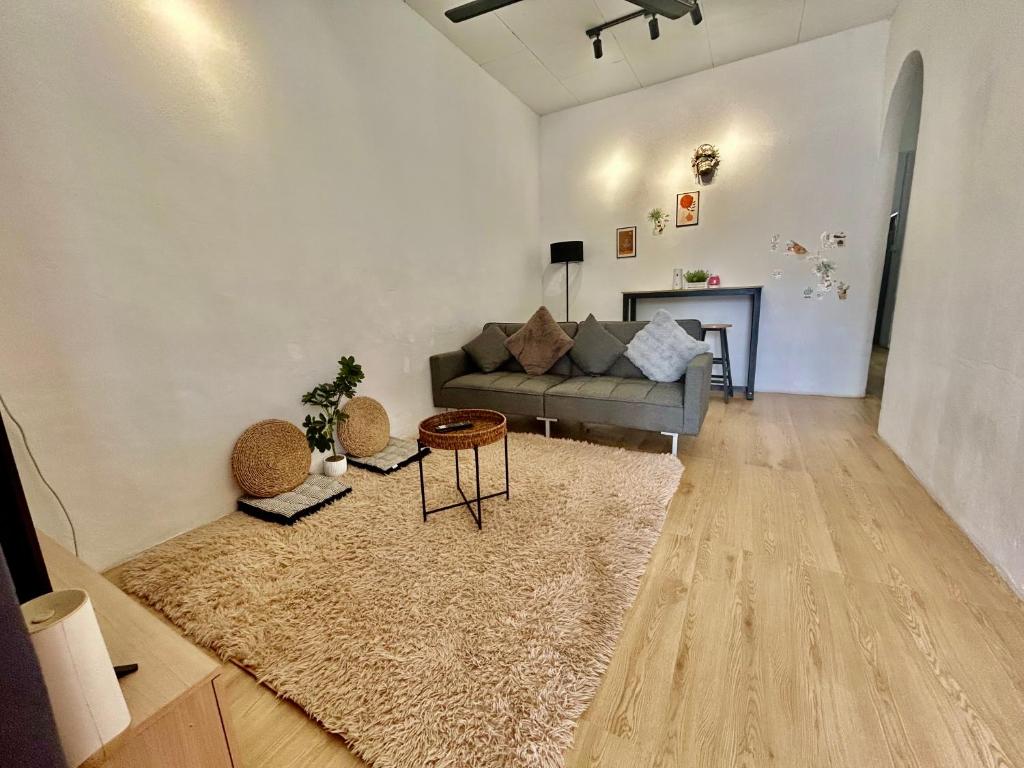 ブキッ・ムルタジャムにあるHome95#4pax#BukitMertajamのソファとテーブルのあるリビングルーム