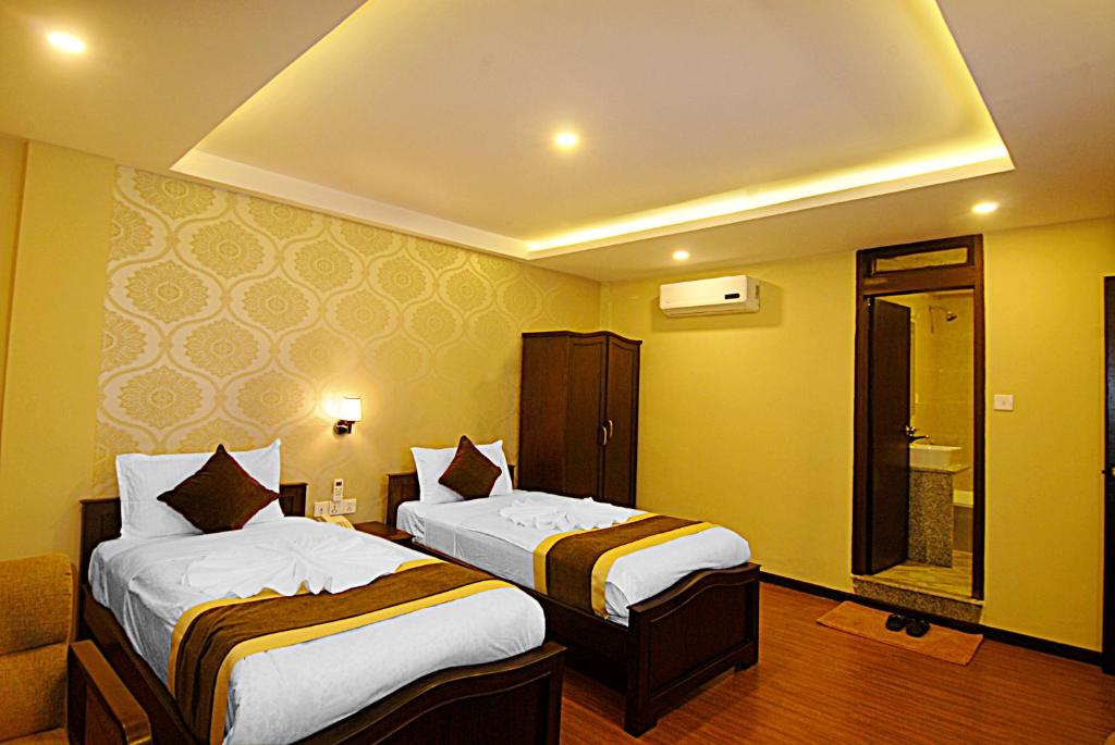 Postel nebo postele na pokoji v ubytování Kathmandu Grand Hotel