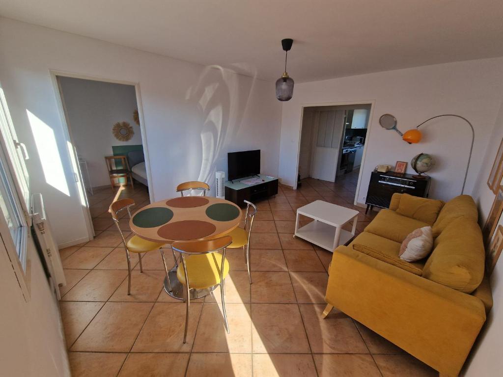 un salon avec un canapé et une table dans l'établissement Grand et Sapcieux T4 proche centre-ville, à Montpellier