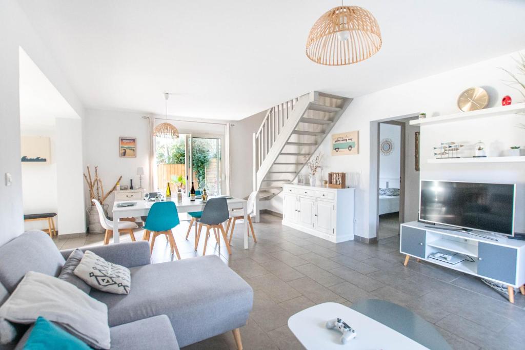 un salon avec un canapé et une table dans l'établissement Villa Namibia - Jacuzzie - 500m Plage et Lac, à Seignosse