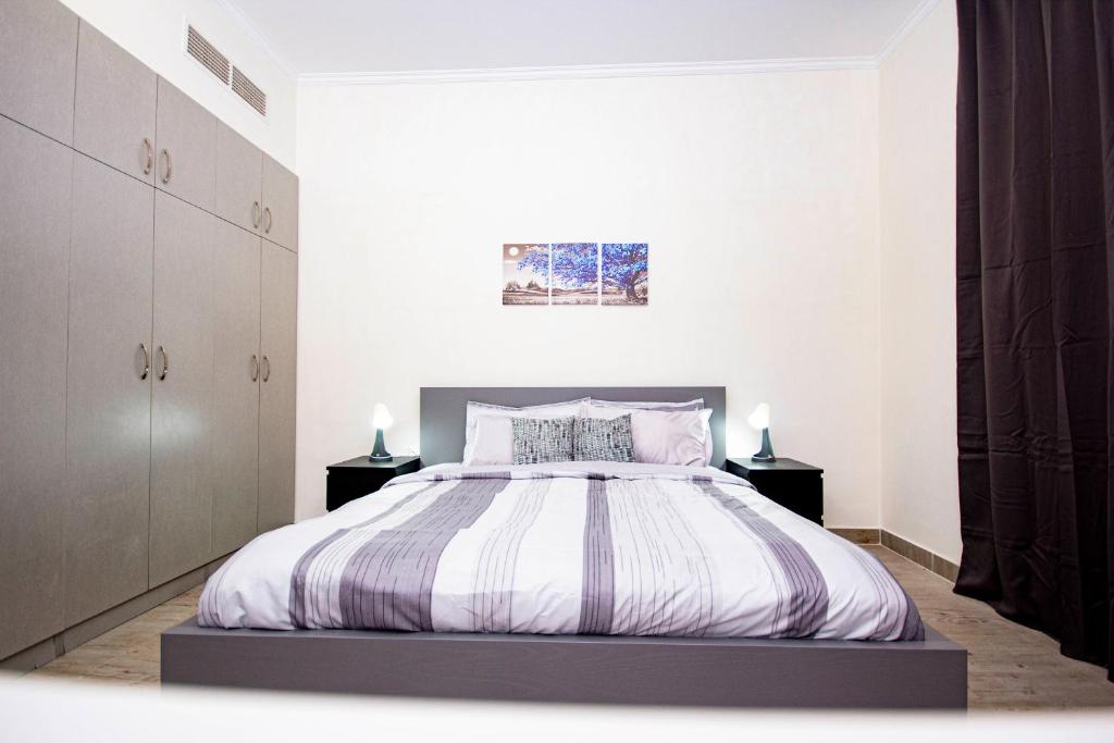 Postel nebo postele na pokoji v ubytování Newly furnished brand new 1BHK in Al Warsan