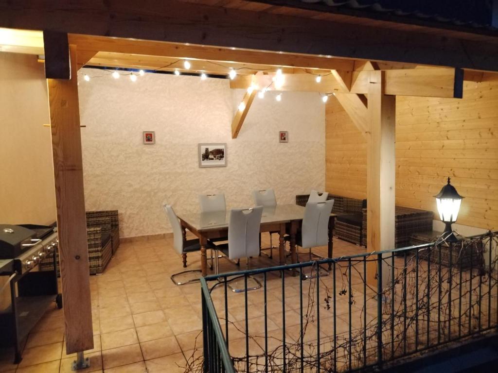 Ein Sitzbereich in der Unterkunft Gîte La Rose des Alpes à Serres, 3 chambres, capacité 2 à 8 personnes, Cuisine, Terrasse, Parking et Garage